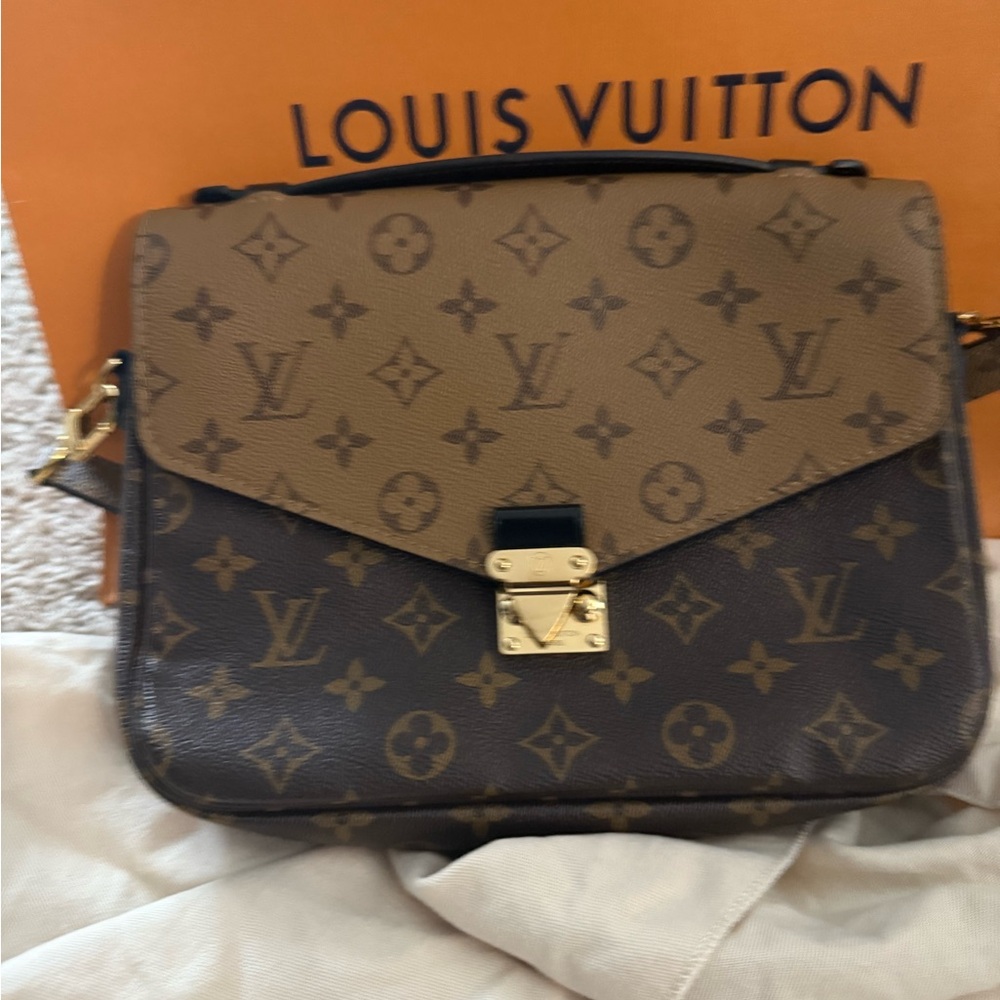 Louis Vuitton Pochette Métis Reverse print